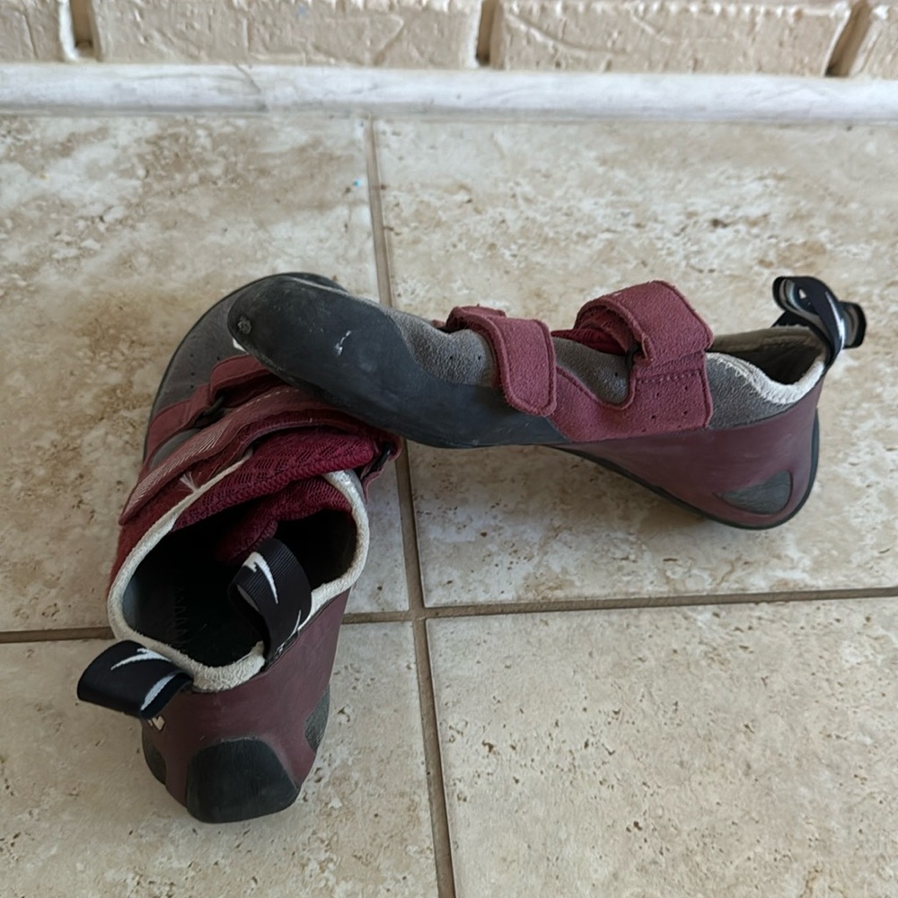 Evolv women’s climbing shoes size 8.5